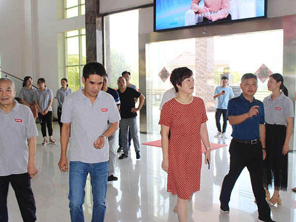 縣委副書記、縣長楊艷暉、副縣長夏得烈到我司視察指導(dǎo)工作